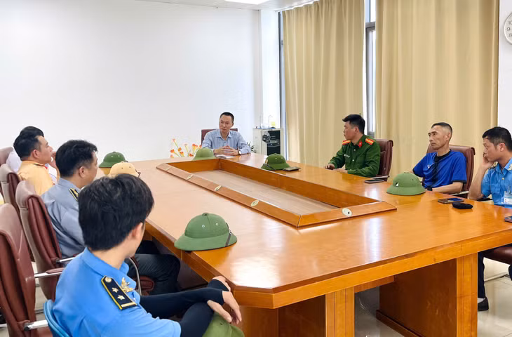 Tổ công tác liên ngành họp, đánh giá kết quả triển khai trong ngày đầu tiên ra quân kiểm tra, xử lý các trường hợp tàu, thuyền nghề cá neo đậu sai vị trí quy định tại khu vực ven bờ Vịnh Hạ Long.