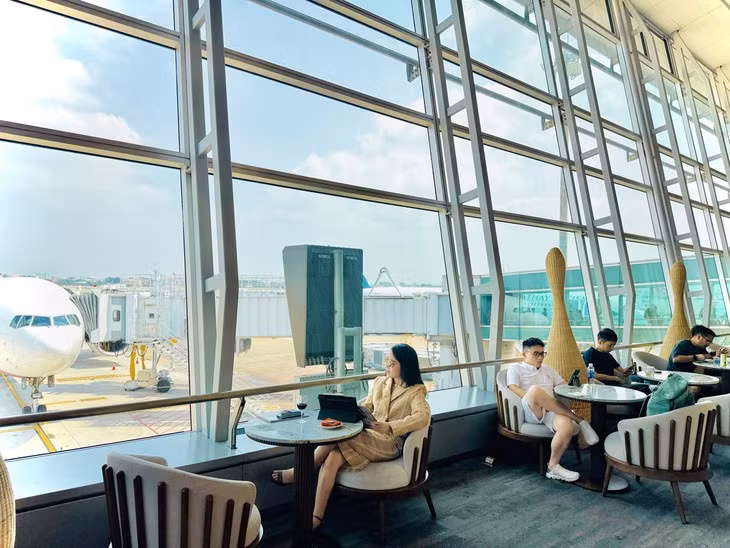 Hành khách sử dụng phòng chờ tại sân bay, một trong những dịch vụ đóng góp vào nguồn thu ngoài hàng không - Ảnh: S.C