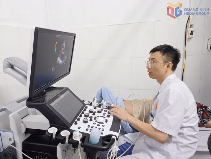 Bác sĩ Bệnh viện Đa khoa khu vực Cẩm Phả siêu âm cho bệnh nhân mắc bệnh lý tim mạch.
