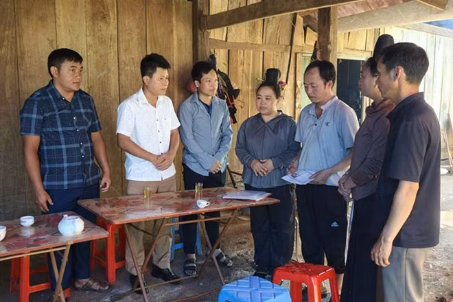 Lãnh đạo xã Pú Nhung, tỉnh Điện Biên động viên, thăm hỏi gia đình nạn nhân. Ảnh: Xã Pú Nhung cung cấp
