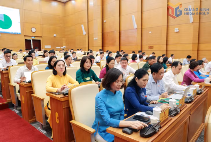 Các đại biểu ấn nút biểu quyết thông qua Đề án công nhận tỉnh Quảng Ninh đạt tiêu chí đô thị loại I tại Kỳ họp thứ 5 HĐND tỉnh khopas XV, nhiệm kỳ 2026- 2031 (kỳ họp chuyên đề) diễn ra vào ngày 23/6/2026.