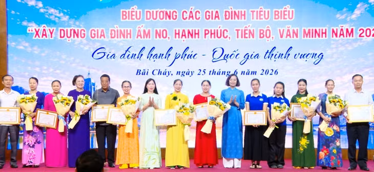 Hội LHPN phường biểu dương các gia đình tiêu biểu trong xây dựng gia đình ấm no, hạnh phúc, tiến bộ, văn minh năm 2026.