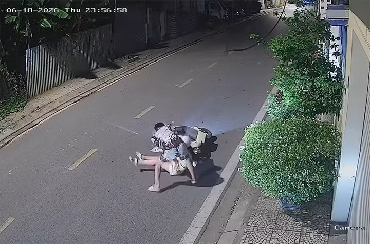 Đối tượng thực hiện hành vi dâm ô cô gái trẻ giữa đường. Ảnh cắt từ clip