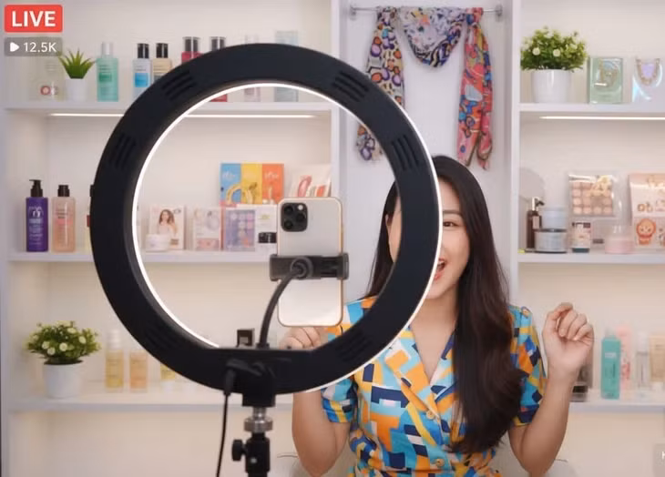Bán hàng trên mạng đang là nghề được nhiều người lựa chọn - Ảnh do AI tạo