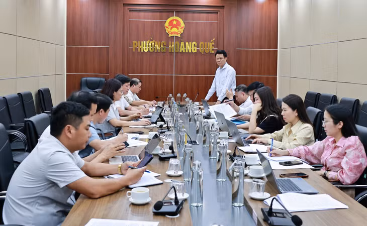 Quang cảnh buổi làm việc của Đoàn giám sát tại phường Hoàng Quế.