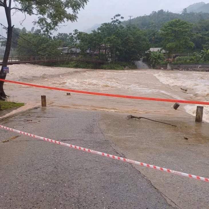 Mưa lớn khiến nước sông, suối dâng cao ở khu vực Nghĩa Lộ, tỉnh Lào Cai, cơ quan chức năng khuyến cáo người dân không đi qua ngầm tràn - Ảnh: TX Nghĩa Lộ