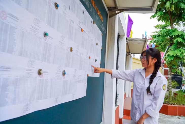 Học sinh lớp 12, Trường THPT A Thanh Liêm - Ninh Bình tới trường làm thủ tục dự thi. Ảnh: Tường Vân