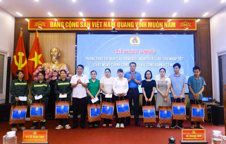 10 công nhân có hoàn cảnh khó khăn được trao quà tặng từ Tổng Liên đoàn Lao động Việt Nam.
