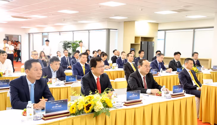 Đồng chí Quản Minh Cường, Ủy viên Trung ương Đảng, Bí thư Tỉnh ủy, Trưởng Đoàn ĐBQH tỉnh cùng các đại biểu dự buổi lễ.