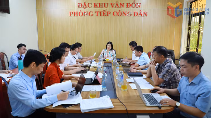 Tổ công tác hỗ trợ lưu động thực hiện TTHC lĩnh vực đất đai cấp tỉnh làm việc tại đặc khu Vân Đồn.