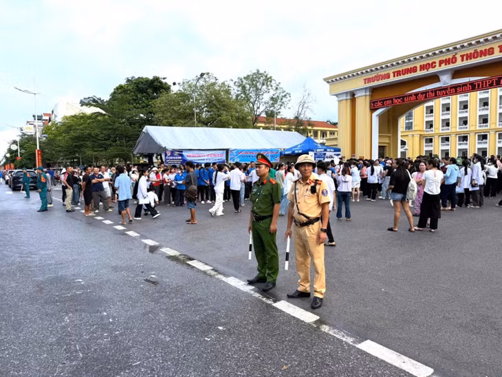 Lực lượng chức năng đảm bảo ANTT, TTATGT khu vực điểm thi Trường THPT Trần Phú (Phường Móng Cái 2).