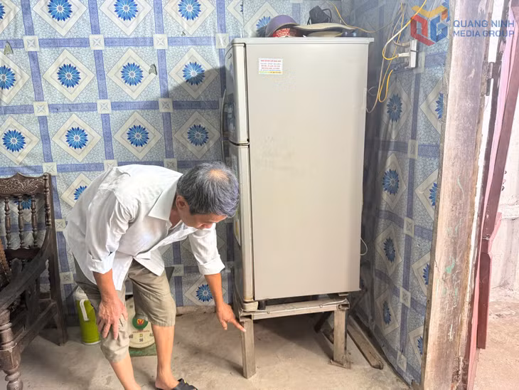 Gia đình ông Trần Viết Minh phải kê cao nhiều vật dụng trong nhà để tránh nước ngập mỗi khi mưa lớn.