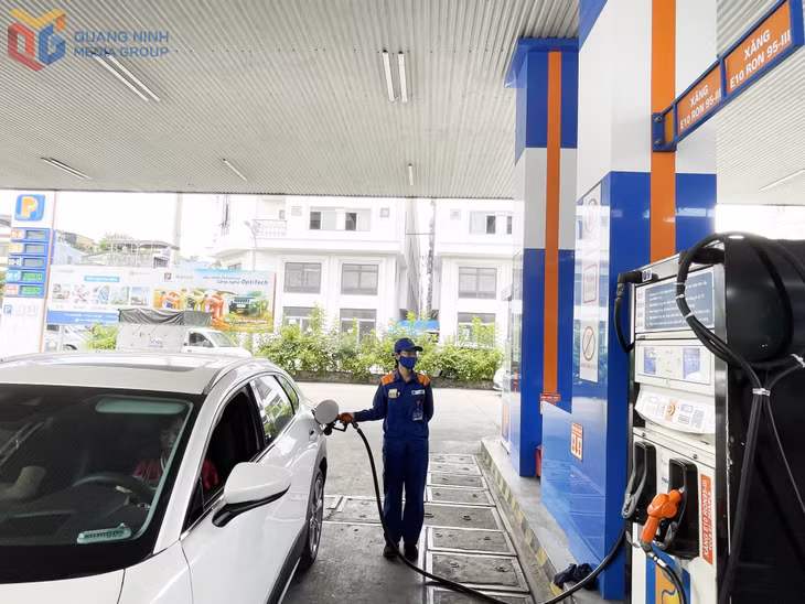 Người dân đổ xăng E10 tại cửa hàng kinh doanh xăng dầu Petrolimex số 48, phường Cao Xanh.