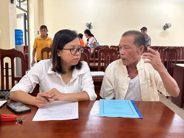 Trợ giúp viên pháp lý tư vấn cho người dân tại Hội nghị TGPL ở xã Bình Liêu.