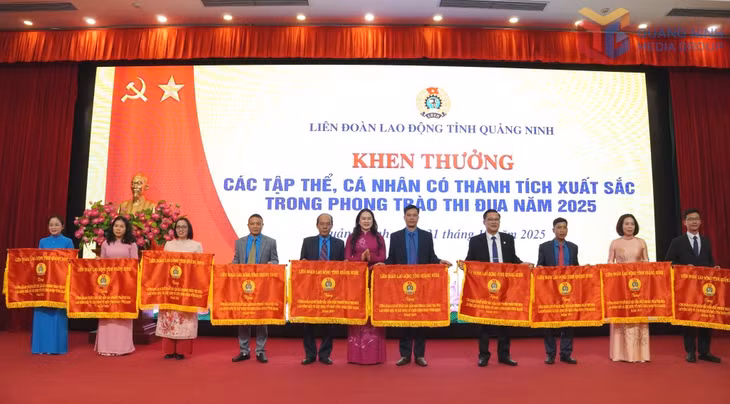 Đại diện công đoàn Công ty CP Đầu tư và Xây dựng Việt Long (thứ 2 từ phải sang) nhận cờ xuất sắc trong phong trào thi đua lao động giỏi và tổ chức công đoàn vững mạnh năm 2025 do LĐLĐ tỉnh trao tặng.