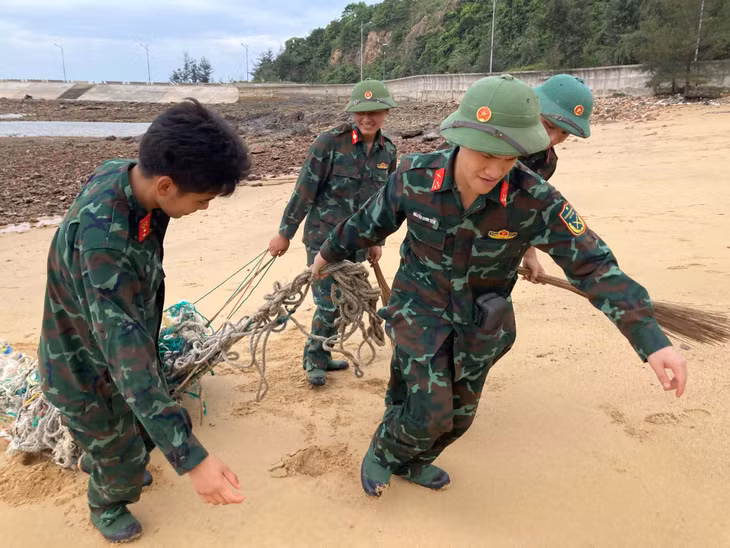 Các loại rác được kéo lên từ biển. 