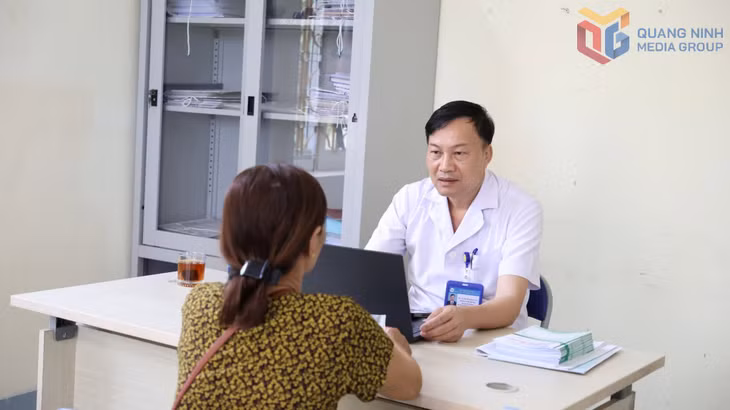 Bác sĩ Bệnh viện Sức khỏe tâm thần Quảng Ninh khám, điều trị cho người bệnh tâm thần tại cộng đồng.