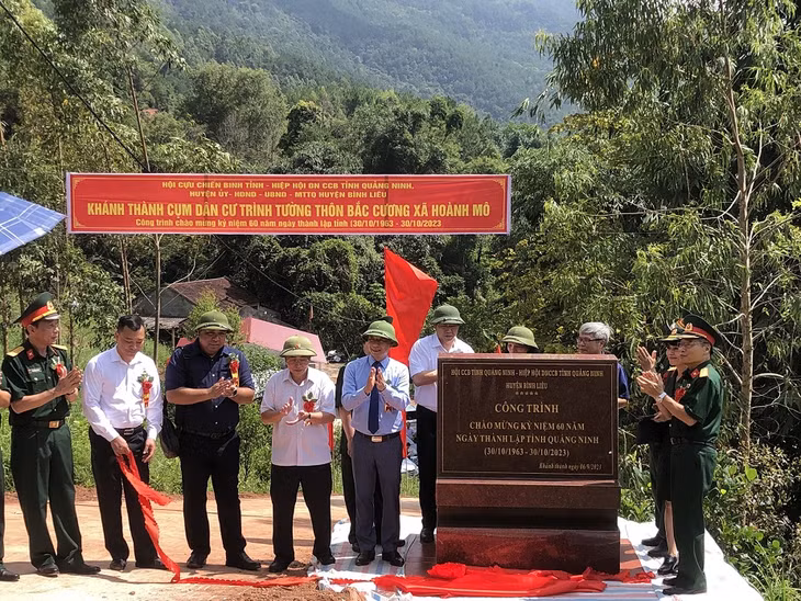 Lễ gắn biển công trình hạ tầng bản Bắc Cương, Hoành Mô.