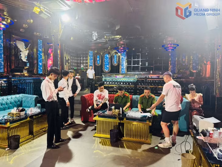 Công an phường Bãi Cháy kiểm tra và cho ký cam kết với các cơ sở Karaoke trên địa bàn.