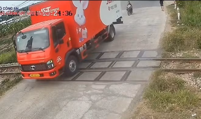 Tài xế ô tô tải vượt rào chắn đường ngang khi cần chắn đang hạ xuống đã bị cơ quan chức năng xử phạt. Ảnh: Công an cung cấp