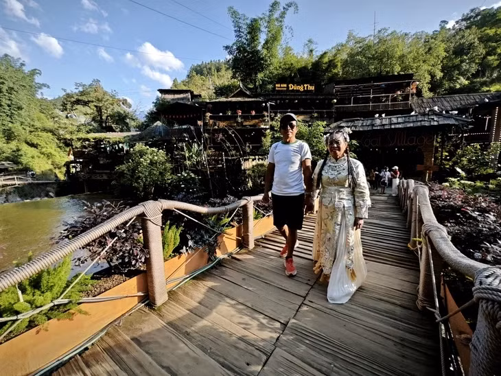 Nhiều gia đình chọn ngày bay lệch cao điểm, kết hợp hành trình đến Sa Pa để tiết kiệm chi phí và tránh đông đúc - Ảnh: CÔNG TRUNG