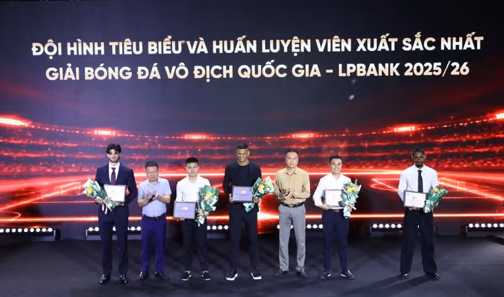 Các cầu thủ trong Đội hình tiêu biểu V.League. Ảnh: VPF