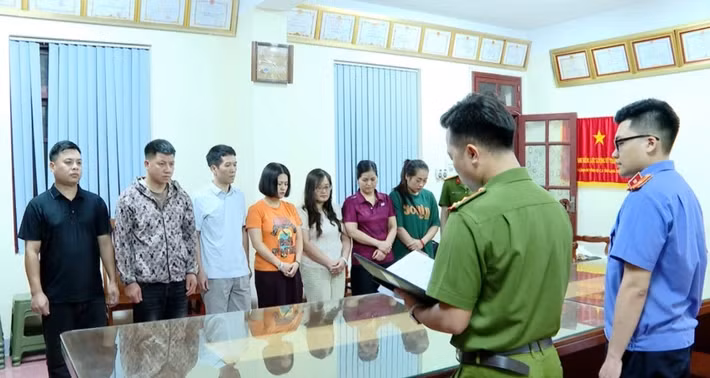 Cơ quan điều tra thi hành quyết định khởi tố vụ án, khởi tố bị can, lệnh bắt bị can tạm giam đối với 7 bị can về hành vi tham ô tài sản - Ảnh: Công an tỉnh Lạng Sơn