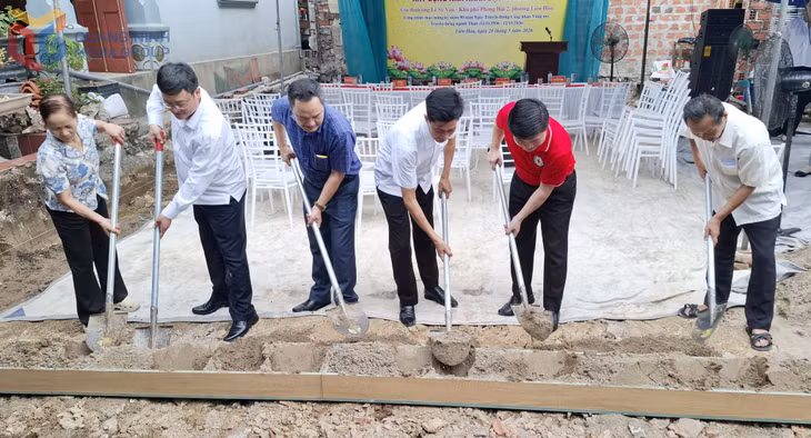 Lãnh đạo Hội Chữ thập đỏ tỉnh, Tập đoàn Công nghiệp Than - Khoáng sản Việt Nam cùng cấp ủy, chính quyền, MTTQ phường Liên Hòa tham gia động thổ Nhà nhân đạo của gia đình ông Lê Sỹ Vân, khu Phong Hải 2, phường Liên Hòa, tháng 5/2026. 