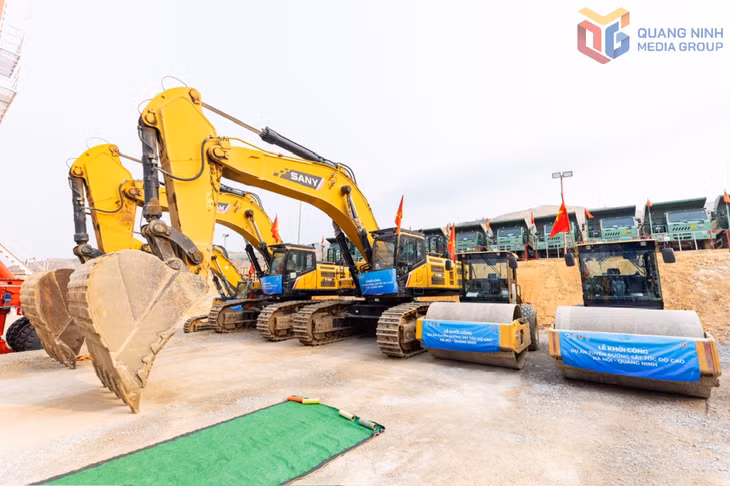 Các phương tiện, máy móc sẵn sàng cho thi công Dự án tuyến đường sắt tốc độ cao Hà Nội – Quảng Ninh. Ảnh: Đỗ Phương