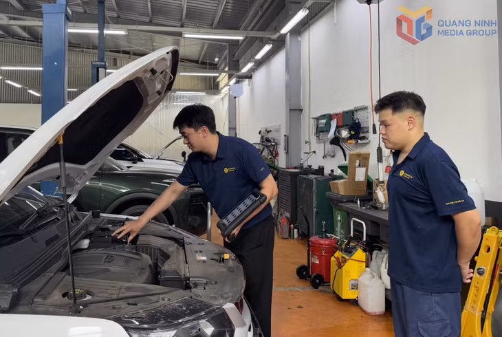 Nhân viên Công ty TNHH Kinh doanh ô tô Tasco Auto chi nhánh Quảng Ninh (phường Bãi Cháy) đang kiểm tra máy móc.