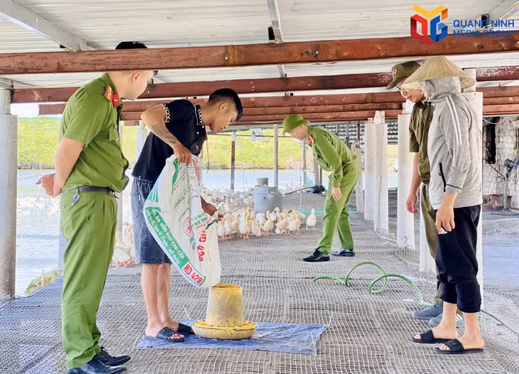 Anh Nguyễn Văn Nghĩa học hỏi mô hình phát triển kinh tế ở địa phương.