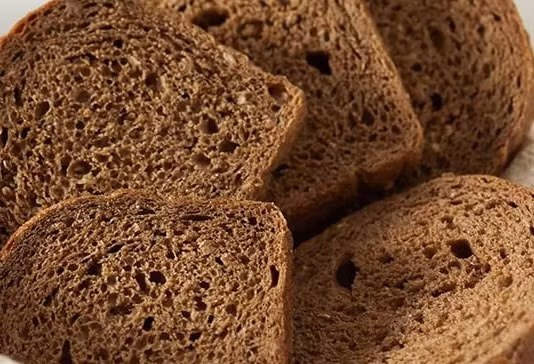 Bánh mì nguyên cám là một trong những lựa chọn cho bữa sáng nhằm hỗ trợ giảm axit uric mà bà nội trợ có thể tận dụng. Ảnh: Kiều Vũ