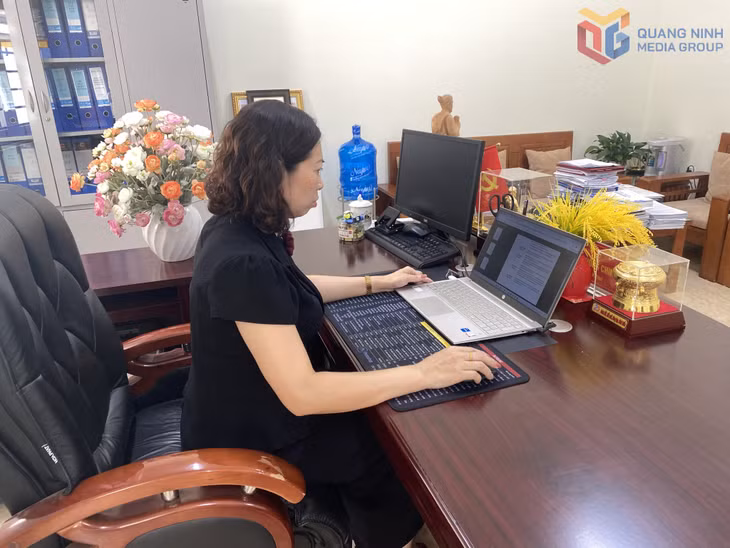 Bà Vũ Thị Hồng Chinh, Trưởng phòng Văn hóa - Xã hội (phường Hạ Long) sử dụng chữ ký số xử lý công việc.