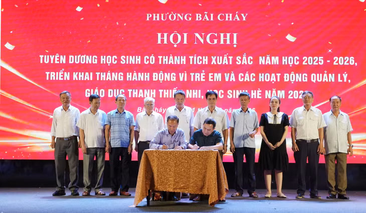Đoàn Thanh niên phường và các khu phố thực hiện nghi thức bàn giao học sinh về sinh hoạt hè năm 2026.