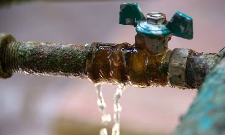 Rò rỉ là một trong những nguyên nhân phổ biến khiến hóa đơn tiền nước tăng bất thường. (Ảnh minh họa)