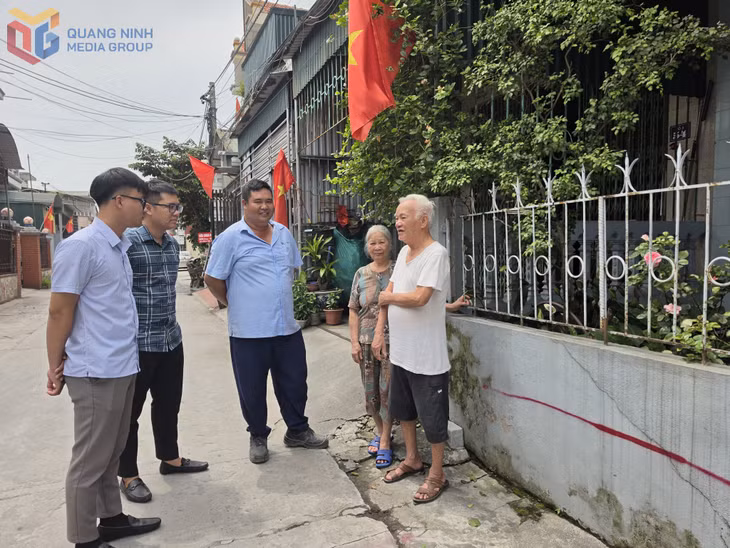 Tổ công tác phường Mạo Khê tuyên truyền, vận động người dân ủng hộ dự án mở rộng tuyến đường liên tổ 2, 3 thuộc khu Vĩnh Tuy.
