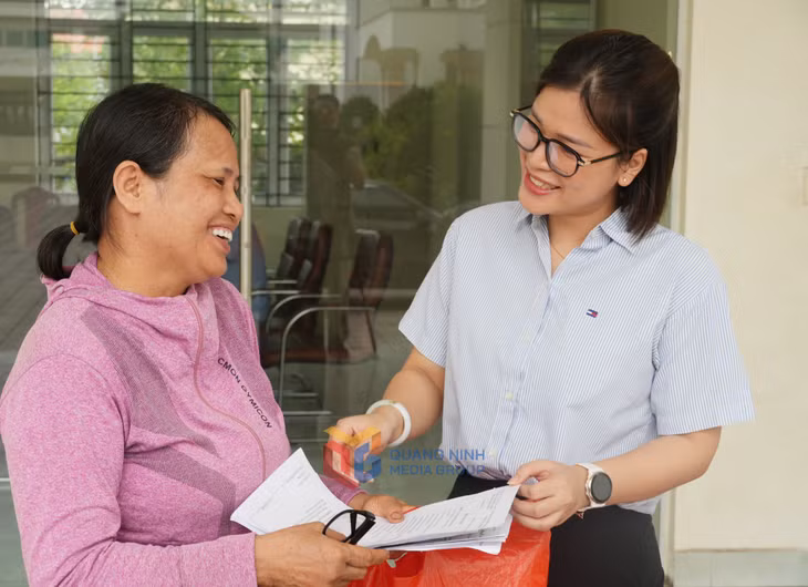 Niềm vui của bà Vũ Thị Mắn (khu Trại Thông) khi là một trong 15 trường hợp được Tổ công tác tháo gỡ, ra văn bản hướng dẫn để hoàn thiện hồ sơ ngay trong buổi làm việc.