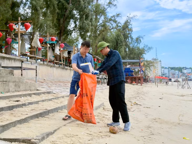 Người dân đặc khu Cô Tô tích cực tham gia thu gom rác thải, làm sạch môi trường tại khu vực bãi biển, chung tay bảo vệ hệ sinh thái biển đảo.