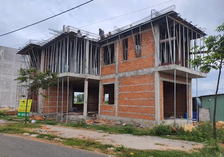 Chủ sở hữu nhà ở có trách nhiệm lắp đặt biển báo công trình tại cổng ra vào công trường xây dựng
