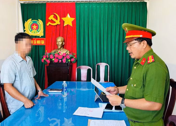 Lực lượng Công an thi hành Quyết định khởi tố vụ án hình sự, khởi tố bị can và lệnh cấm đi khỏi nơi cư trú đối với N.C.C. Ảnh: Công an Cần Thơ