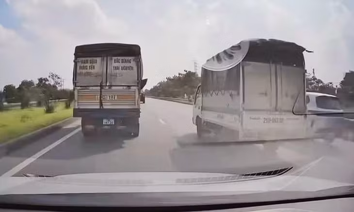 Hình ảnh nam tài xế lưu thông vào làn đường khẩn cấp, bị camera hành trình ghi lại.