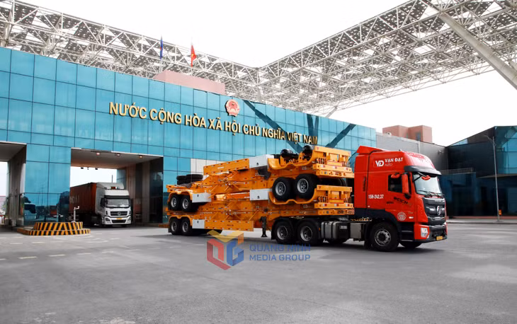 Hoạt động XNK tại cầu Bắc Luân II. Ảnh: Mạnh Trường