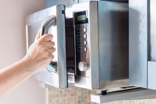 EVN khuyến nghị đặt lò vi sóng ở nơi thông thoáng, cách tường và trần nhà một khoảng phù hợp để đảm bảo khả năng tản nhiệt và vận hành ổn định. Ảnh: Vecteezy.