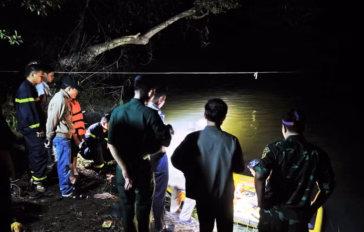Đến 23h ngày 19.6, lực lượng cứu hộ đã tìm thấy thi thể hai anh em bị đuối nước. Ảnh: Thần Hy