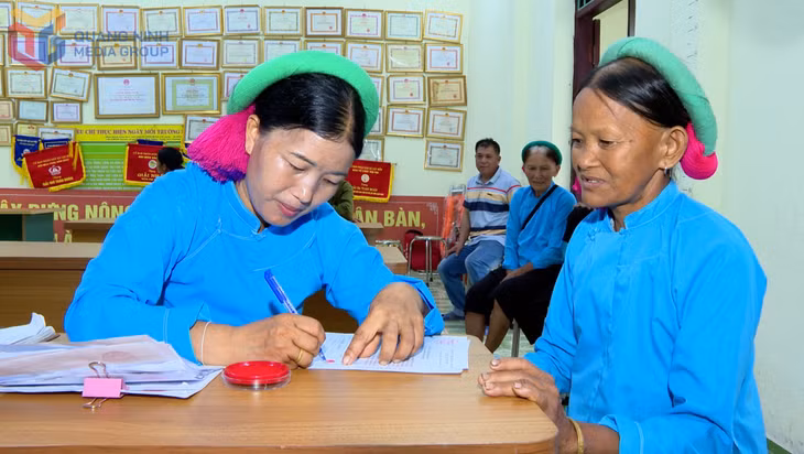 Người dân thôn Nặm Tút (xã Lục Hồn) ghi phiếu đồng tình phương án thành lập thôn Nà Luông mới trên cơ sở sáp nhập 3 thôn: Nà Luông, Phá Lạn và Nặm Tút.
