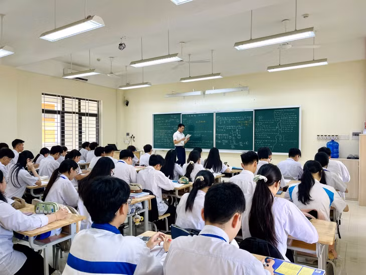 Các em học sinh lớp 12A1, Trường THPT Trần Phú (phường Móng Cái 2) tăng tốc ôn luyện cho Kỳ thi tốt nghiệp THPT năm 2026.