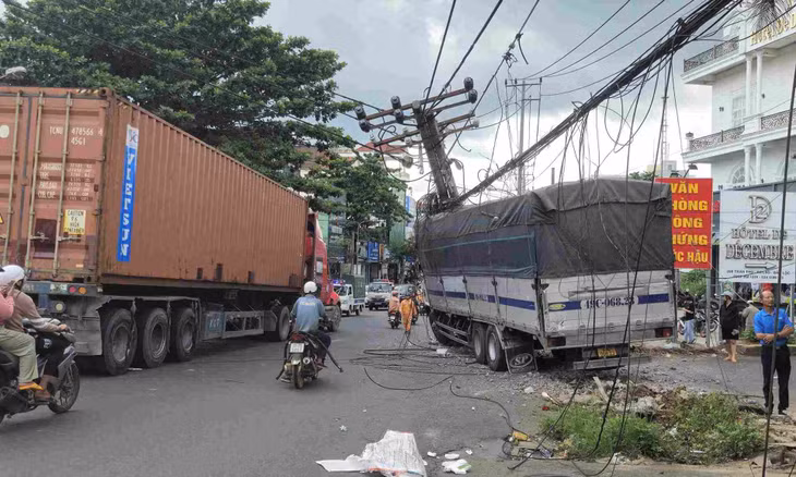 Nhiều dây cáp viễn thông bị đứt sau vụ tai nạn. Ảnh: Nguyễn Quân