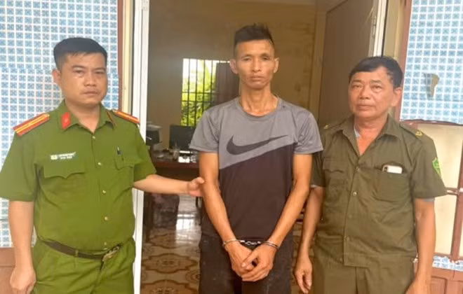 Lực lượng công an bắt giữ đối tượng Đào Xuân Hải sau khi gây án. Ảnh: Công an Hưng Yên