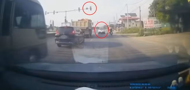 Tài xế ô tô vượt đèn đỏ. Ảnh: Cắt từ clip Cục Cảnh sát giao thông