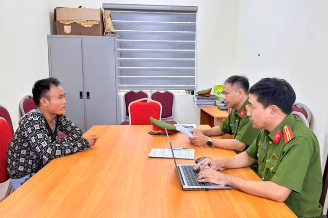 Đối tượng Nguyễn Tiến Tú tại cơ quan công an. Ảnh: Công an TP Hà Nội